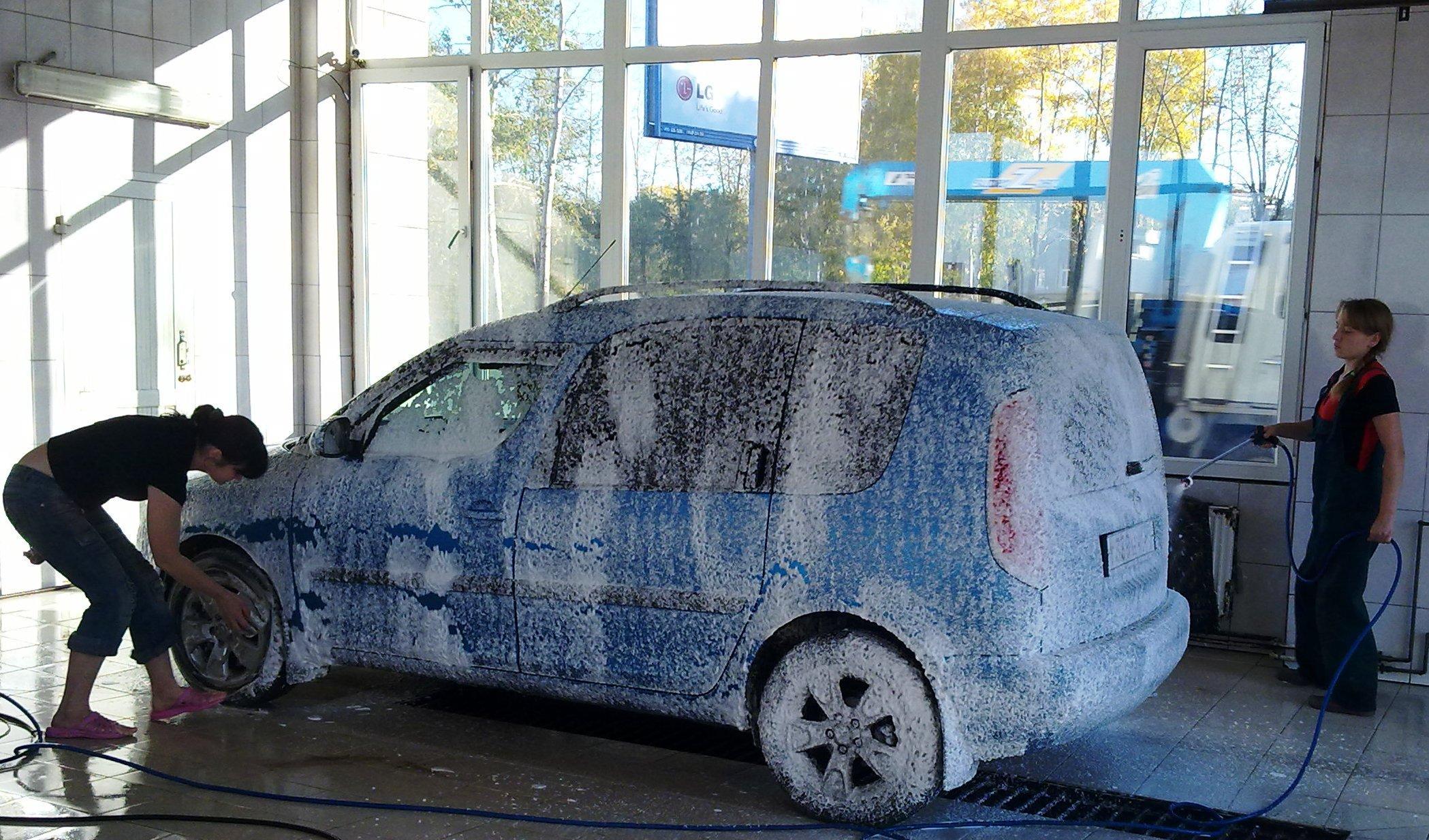 Можно мыть машину в морозы. Чистая машина. Мойка автомобиля зимой. Грязная машина. Мойка грязной машины.