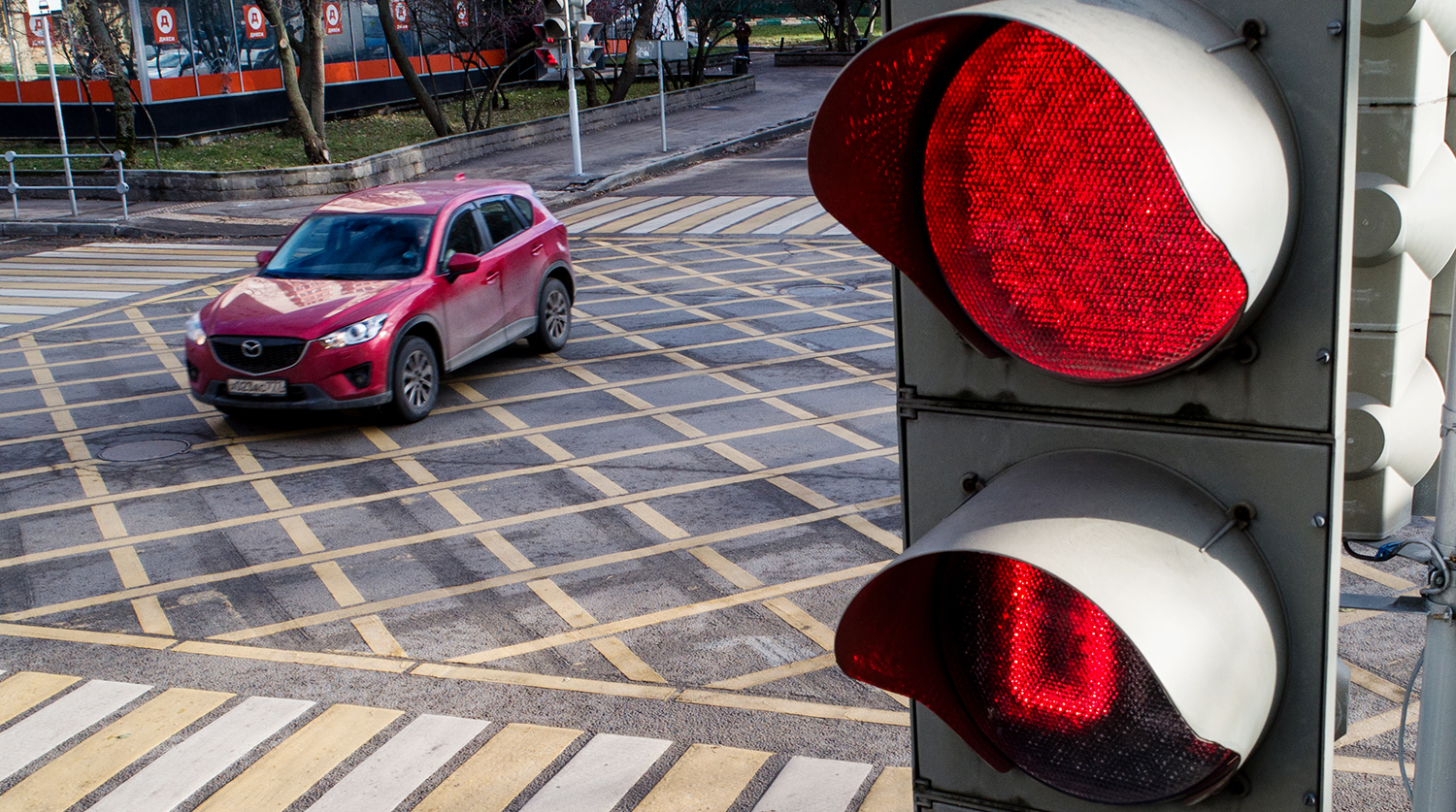 Сколько штраф на красный свет 2024. Красный свет светофора. Проезд на красный свет. Светофор для автомобилей. Машина проезжает на красный свет.