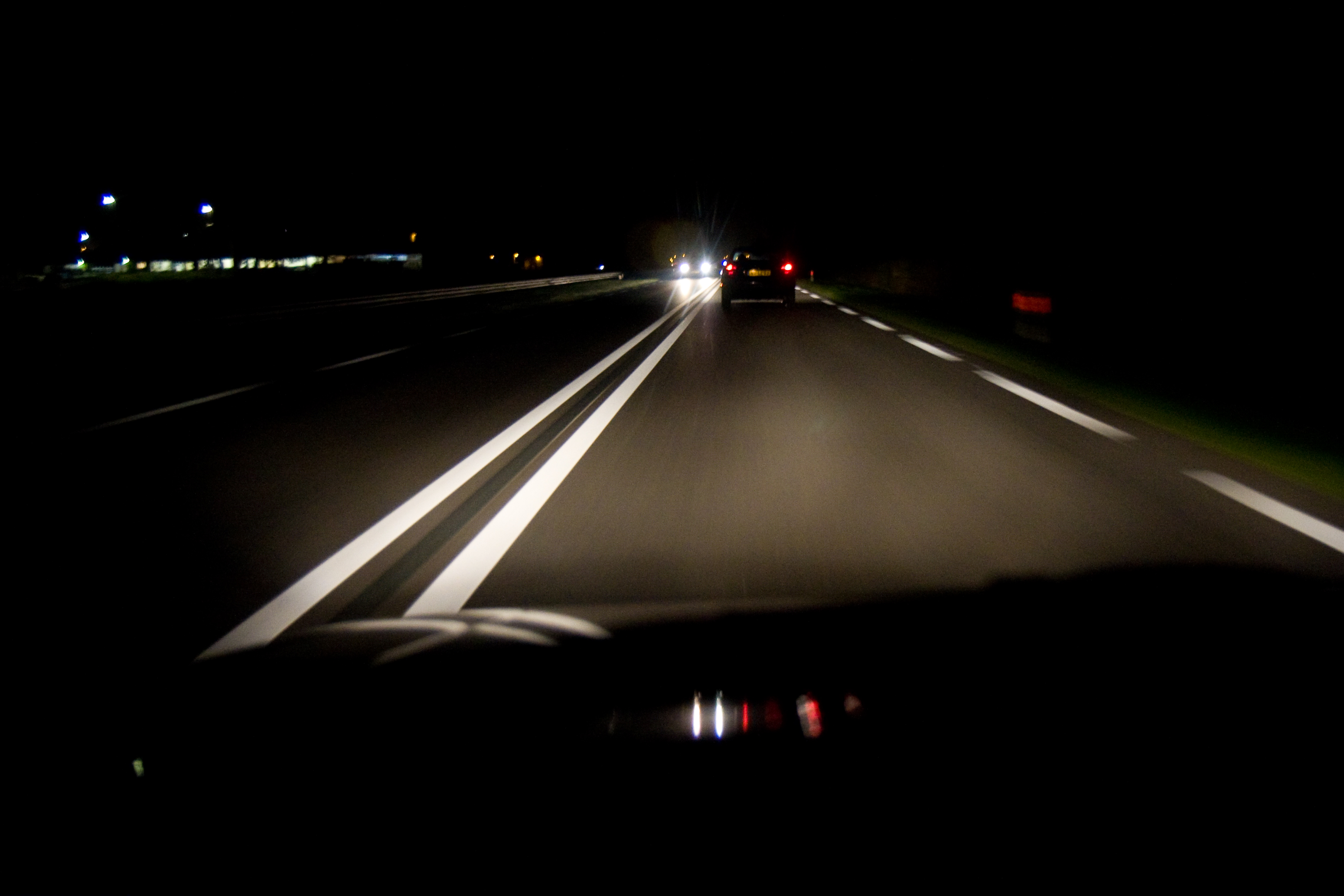 Восприятие встречного автомобиля воспринимается. Дорога ночью. Машина на ночной дороге. Ночь дорога за рулем. Дорога ночью из машины.