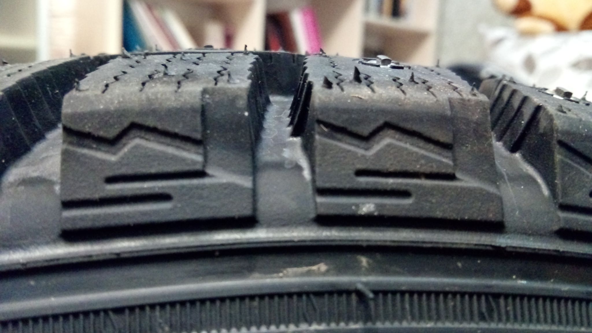 Летом на зимней резине с шипами. Зимние шины. Трещины на резине. Трещины на протекторе шины. Микротрещины на протекторе шины.
