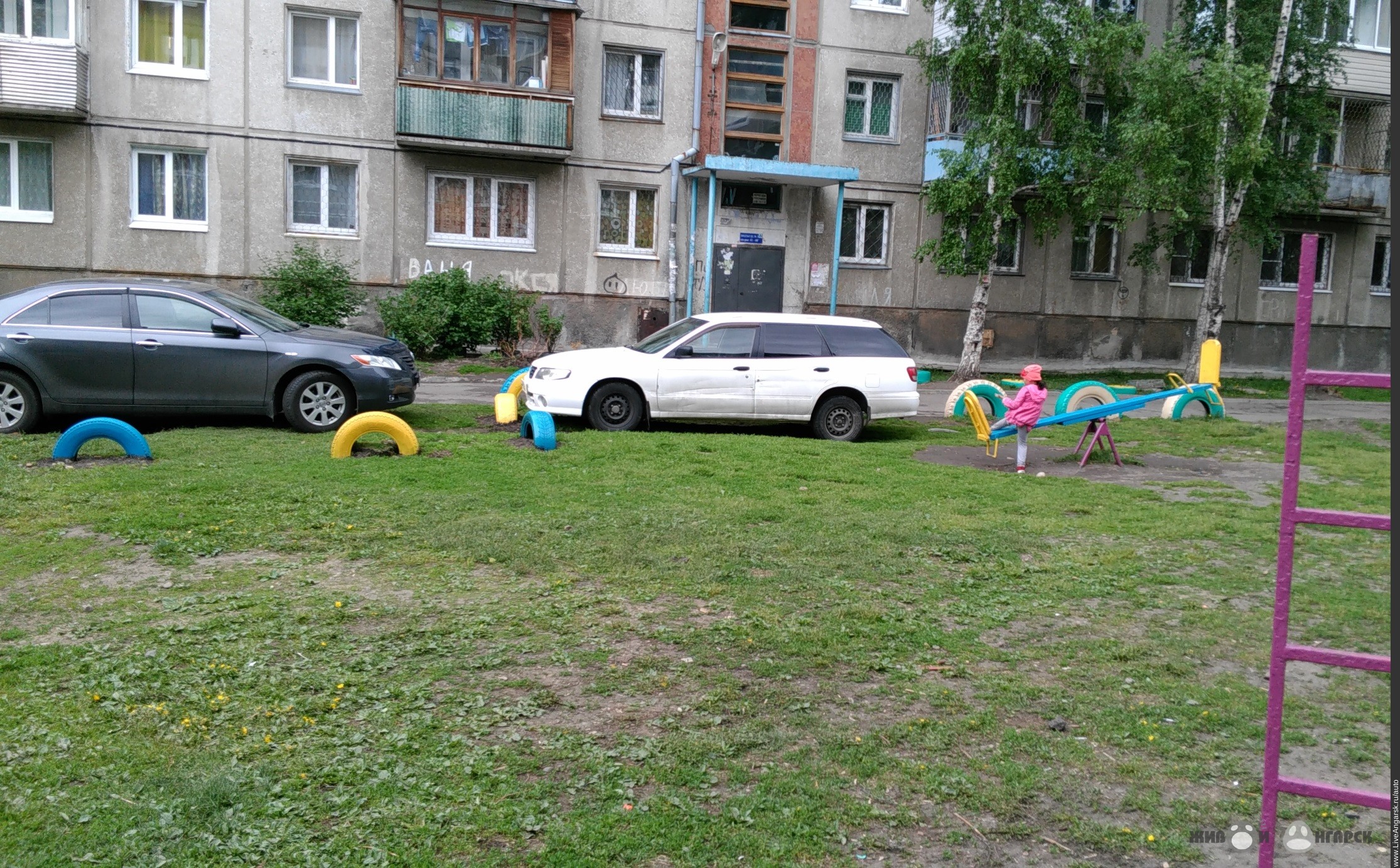 Живой ангарск. Паркуются на детской площадке. Парковка на детских площадках. Машина припаркована на детской площадке. Детская площадка на парковке.