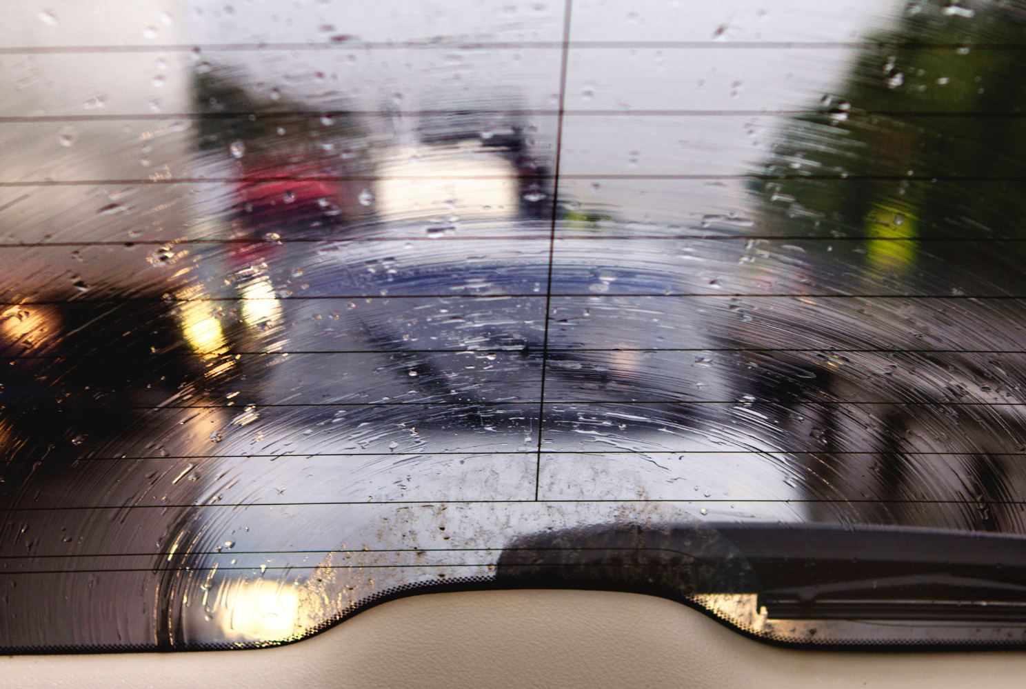 Стекло автомобиля дождь